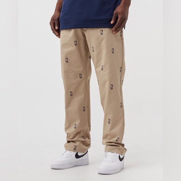 NEW Mens Nike team 31 Courtside NBA Chino Pants Khaki Size Medium NWOT - Picture 1 of 7